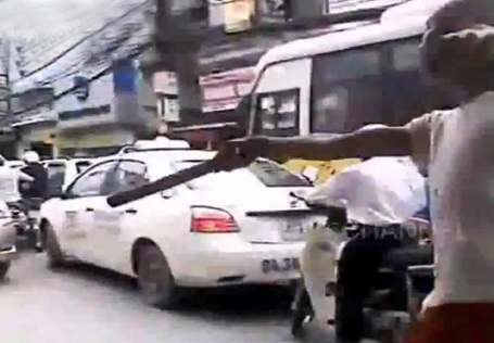 Phân làn giao thông bằng… điếu cày - 1