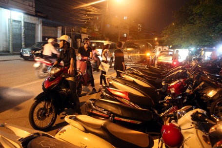 Kiến nghị mở bãi đỗ xe trên vỉa hè - 2