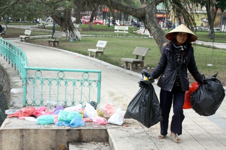 Sông hồ Hà Nội ngập rác ngày tết ông Công - 2