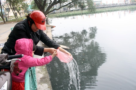 Sông hồ Hà Nội ngập rác ngày tết ông Công - 5