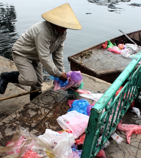 Sông hồ Hà Nội ngập rác ngày tết ông Công - 7