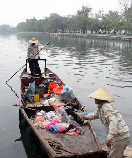 Sông hồ Hà Nội ngập rác ngày tết ông Công - 8