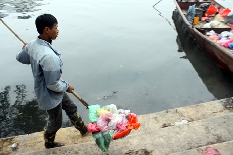 Sông hồ Hà Nội ngập rác ngày tết ông Công - 6