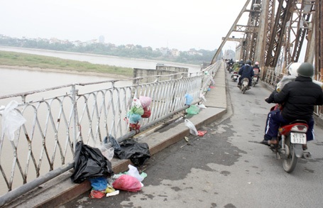 Sông hồ Hà Nội ngập rác ngày tết ông Công - 16