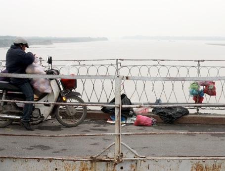 Sông hồ Hà Nội ngập rác ngày tết ông Công - 15