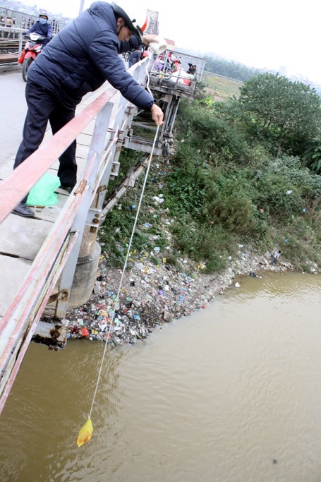 Sông hồ Hà Nội ngập rác ngày tết ông Công - 9