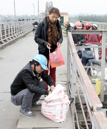 Sông hồ Hà Nội ngập rác ngày tết ông Công - 3