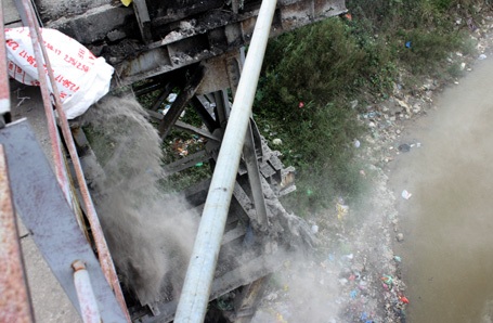 Sông hồ Hà Nội ngập rác ngày tết ông Công - 4