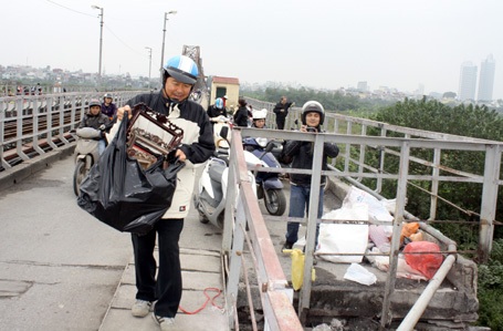 Sông hồ Hà Nội ngập rác ngày tết ông Công - 1