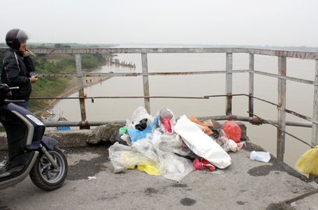 Sông hồ Hà Nội ngập rác ngày tết ông Công - 13