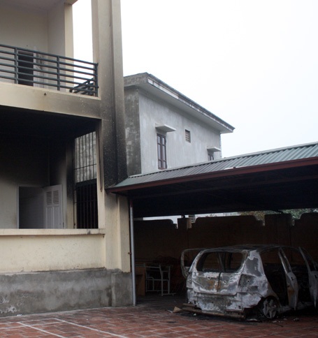 Hà Nội: Ô tô cháy thành than trong nhà để xe - 10