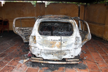 Hà Nội: Ô tô cháy thành than trong nhà để xe - 1