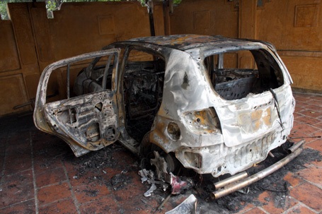 Hà Nội: Ô tô cháy thành than trong nhà để xe - 2