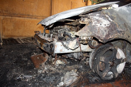 Hà Nội: Ô tô cháy thành than trong nhà để xe - 3