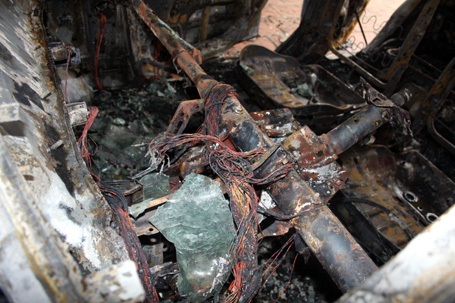 Hà Nội: Ô tô cháy thành than trong nhà để xe - 4