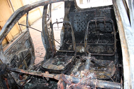 Hà Nội: Ô tô cháy thành than trong nhà để xe - 5