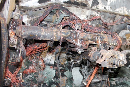 Hà Nội: Ô tô cháy thành than trong nhà để xe - 6