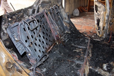 Hà Nội: Ô tô cháy thành than trong nhà để xe - 7