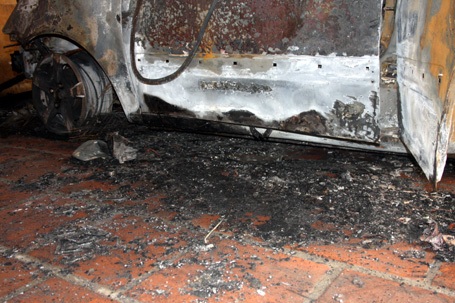 Hà Nội: Ô tô cháy thành than trong nhà để xe - 8