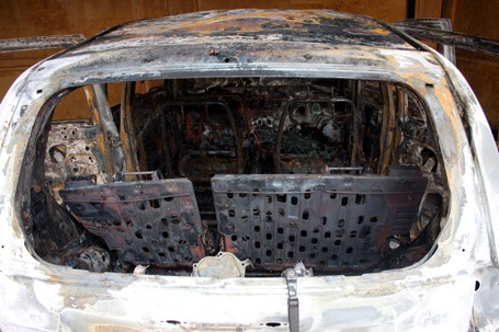 Hà Nội: Ô tô cháy thành than trong nhà để xe - 9