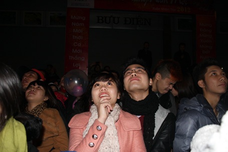 Hà Nội: Biển người đứng trong giá rét đón giao thừa - 13 Hà Nội: Biển người đứng trong giá rét đón giao thừa - 13