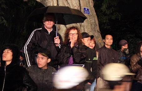 Hà Nội: Biển người đứng trong giá rét đón giao thừa - 14 Hà Nội: Biển người đứng trong giá rét đón giao thừa - 14