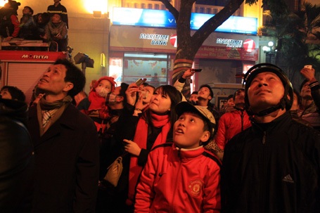 Hà Nội: Biển người đứng trong giá rét đón giao thừa - 15 Hà Nội: Biển người đứng trong giá rét đón giao thừa - 15