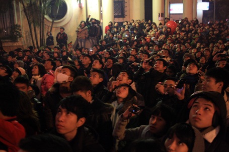 Hà Nội: Biển người đứng trong giá rét đón giao thừa - 16 Hà Nội: Biển người đứng trong giá rét đón giao thừa - 16