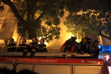 Hà Nội: Biển người đứng trong giá rét đón giao thừa - 17 Hà Nội: Biển người đứng trong giá rét đón giao thừa - 17