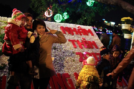 Hà Nội: Biển người đứng trong giá rét đón giao thừa - 19 Hà Nội: Biển người đứng trong giá rét đón giao thừa - 19