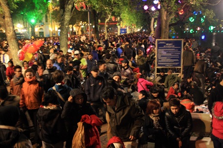 Hà Nội: Biển người đứng trong giá rét đón giao thừa - 1 Hà Nội: Biển người đứng trong giá rét đón giao thừa - 1