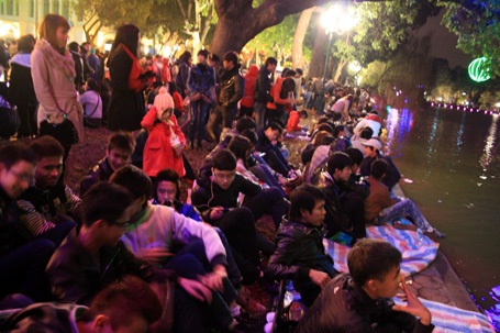 Hà Nội: Biển người đứng trong giá rét đón giao thừa - 2 Hà Nội: Biển người đứng trong giá rét đón giao thừa - 2