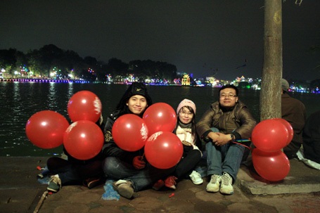 Hà Nội: Biển người đứng trong giá rét đón giao thừa - 3 Hà Nội: Biển người đứng trong giá rét đón giao thừa - 3