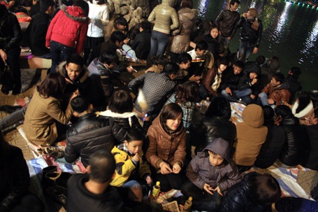 Hà Nội: Biển người đứng trong giá rét đón giao thừa - 4 Hà Nội: Biển người đứng trong giá rét đón giao thừa - 4