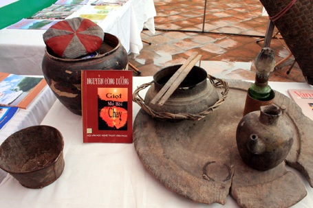 Nườm nượp người đi dự hội thơ - 8