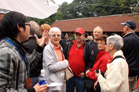 Nườm nượp người đi dự hội thơ - 19