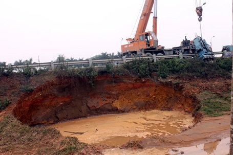 Vỡ ống nước sạch sông Đà, cầu chui Đại lộ Thăng Long lênh láng - 1