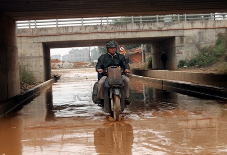 Vỡ ống nước sạch sông Đà, cầu chui Đại lộ Thăng Long lênh láng - 2