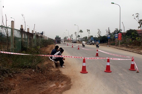 Vỡ ống nước sạch sông Đà, cầu chui Đại lộ Thăng Long lênh láng - 3