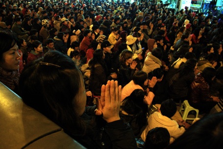 Hà Nội: Nhịn đói giữ chỗ trong chùa Phúc Khánh ngày lễ cầu an - 11 Hà Nội: Nhịn đói giữ chỗ trong chùa Phúc Khánh ngày lễ cầu an - 11