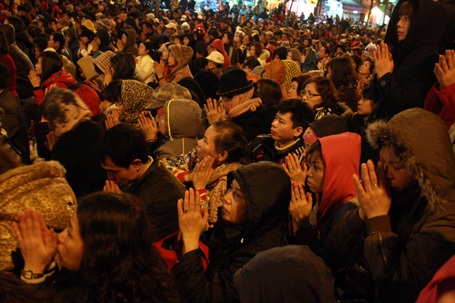 Hà Nội: Nhịn đói giữ chỗ trong chùa Phúc Khánh ngày lễ cầu an - 12 Hà Nội: Nhịn đói giữ chỗ trong chùa Phúc Khánh ngày lễ cầu an - 12