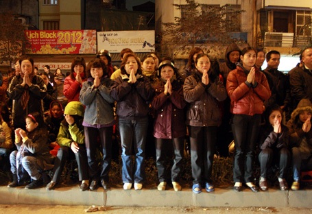 Hà Nội: Nhịn đói giữ chỗ trong chùa Phúc Khánh ngày lễ cầu an - 15 Hà Nội: Nhịn đói giữ chỗ trong chùa Phúc Khánh ngày lễ cầu an - 15