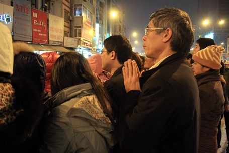 Hà Nội: Nhịn đói giữ chỗ trong chùa Phúc Khánh ngày lễ cầu an - 16 Hà Nội: Nhịn đói giữ chỗ trong chùa Phúc Khánh ngày lễ cầu an - 16