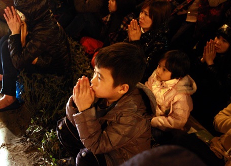 Hà Nội: Nhịn đói giữ chỗ trong chùa Phúc Khánh ngày lễ cầu an - 17 Hà Nội: Nhịn đói giữ chỗ trong chùa Phúc Khánh ngày lễ cầu an - 17