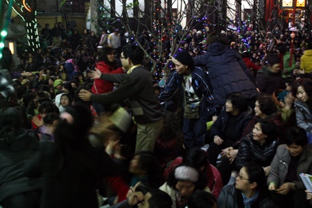 Hà Nội: Nhịn đói giữ chỗ trong chùa Phúc Khánh ngày lễ cầu an - 6 Hà Nội: Nhịn đói giữ chỗ trong chùa Phúc Khánh ngày lễ cầu an - 6