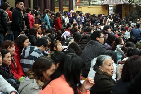 Hà Nội: Nhịn đói giữ chỗ trong chùa Phúc Khánh ngày lễ cầu an - 1 Hà Nội: Nhịn đói giữ chỗ trong chùa Phúc Khánh ngày lễ cầu an - 1