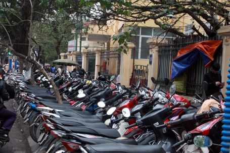 Bãi xe vẫn ngổn ngang trên phố cấm trong ngày đầu “quét” - 17