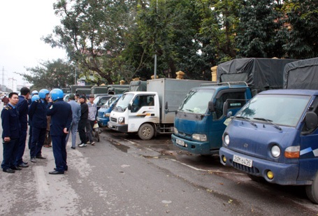 Bãi xe vẫn ngổn ngang trên phố cấm trong ngày đầu “quét” - 5