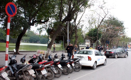 Bãi xe vẫn ngổn ngang trên phố cấm trong ngày đầu “quét” - 2