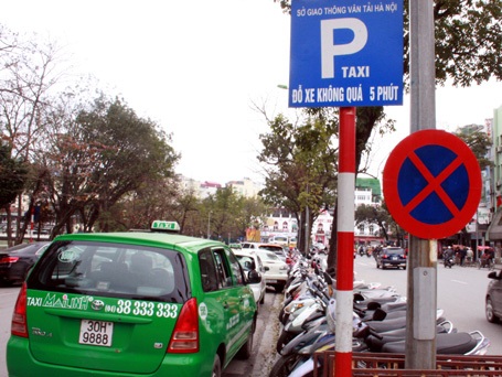 Bãi xe vẫn ngổn ngang trên phố cấm trong ngày đầu “quét” - 3